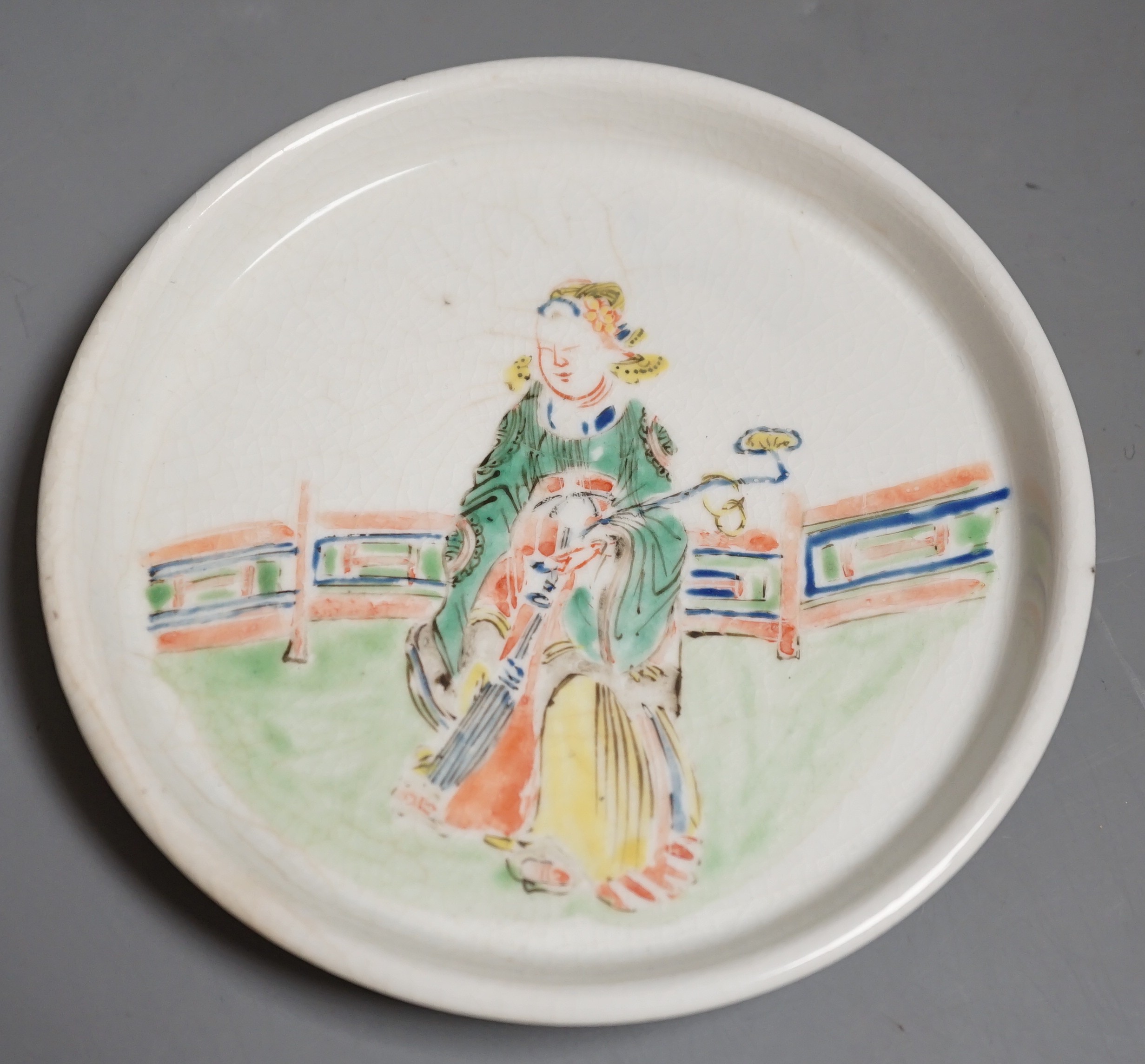 A 19th century Chinese famille verte crackle glaze figural dish, 14.5cm diameter